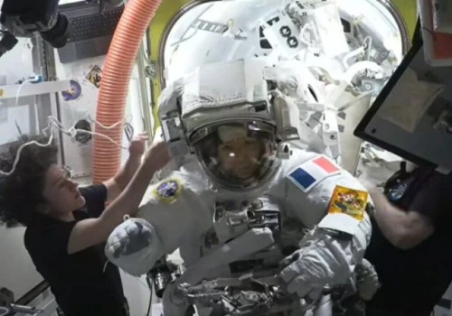 Historyczny spacer kosmiczny. Pierwsza Francuzka wyszła poza ISS