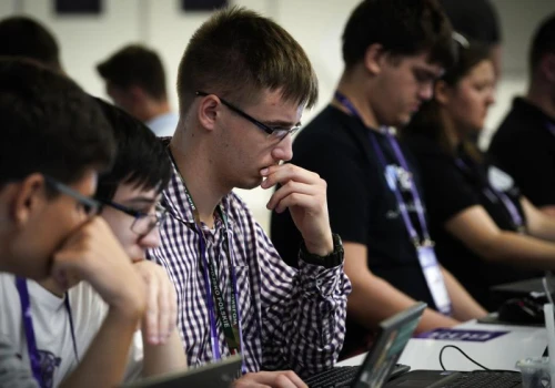 Płace wzrosły szybciej, niż oczekiwano: programiści przed górnikami i leśnikami. Kto zarabiał najmniej w lipcu?
