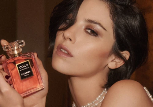 Chanel pokazało nowe perfumy w dniu urodzin Gabrielle Chanel. Twarzą została ikona pokolenia Z