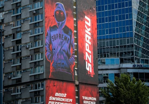 Szpaku na wielkim muralu w centrum Warszawy