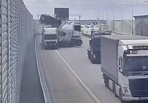 Rozbił się o stojącą ciężarówkę na A1. Na co patrzył ten kierowca, skoro nie na drogę?