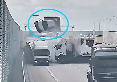 Wypadek Scanii i Mercedesa na A1. Osobówki latały w powietrzu