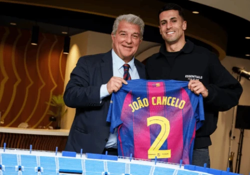 Barcelona zostawiła Cancelo w tunelu. Z papierami znów wyszła komedia