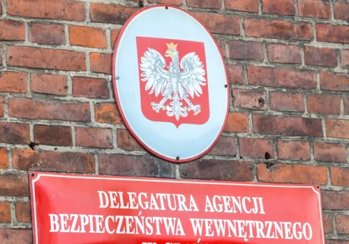 Podłożył materiały wybuchowe pod samochód. ABW zatrzymała w Warszawie podejrzanego o zamach
