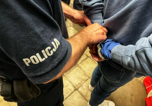 Rozbój w Opolu. 27-latek ciężko pobił kobietę i zabrał jej… ładowarkę