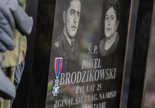 Grób śp. kpr. Pawła Brodzikowskiego w Nasielsku oznaczony insygniami Orderu Krzyża Wojskowego