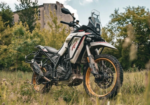 QJMotor SRT 450 RX za 22 990 zł. Gdzie jest haczyk? Test podczas porównania 11 patentów na adventure kat. A2