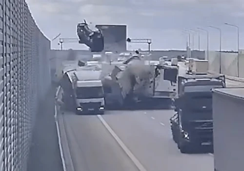 Zderzenie ciężarówek na A1 i ‘latająca’ osobówka