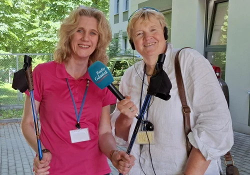 Senior z kijkiem w dłoni. Na czym polega nordic walking?