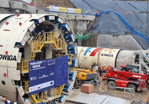 Wywiercą najdłuższy tunel kolejowy w Polsce. Kolosy jadą na plac budowy