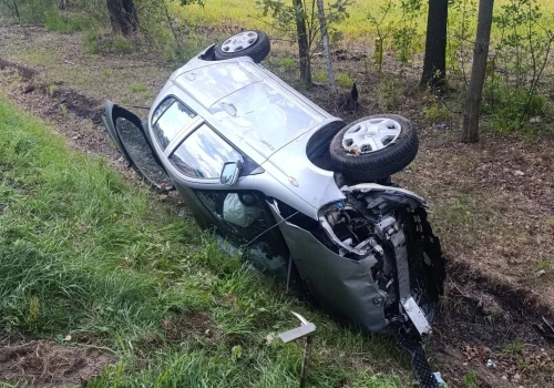 Dachowanie w Kątach Miąskach. Samochód wpadł do rowu, dwie osoby poszkodowane