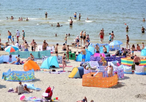 Skandaliczne zachowanie turystów na plażach w Polsce. „Skrajnie nieodpowiedzialne”