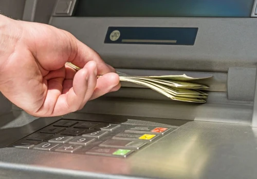 Ani BLIK, ani bankomat. Klientów tego banku czekają poważne utrudnienia