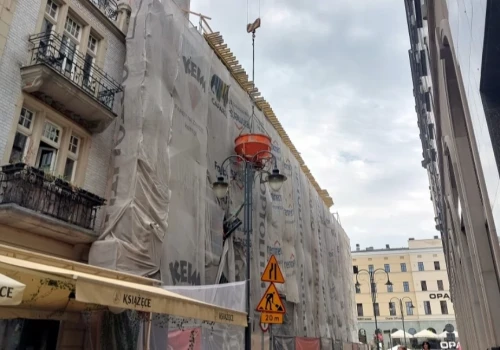 „Coś wystrzeliło z budowy”. Beton i kamyczki poleciały na przechodniów w centrum Katowic