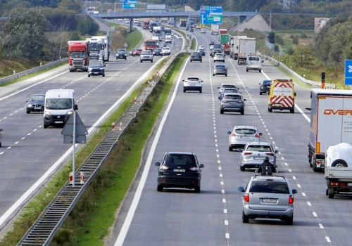Chcieli przepuścić służby, a skończyli bez prawa jazdy. Oto haczyk w przepisach