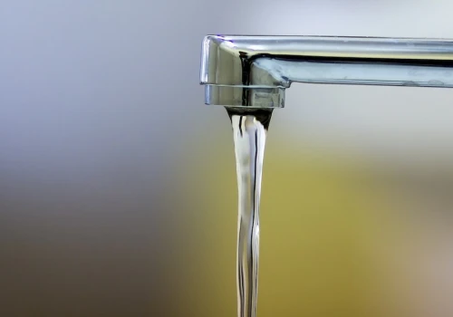 Skażenie wody w powiecie konińskim. Zakaz kąpieli i spożycia w kolejnych gminach
