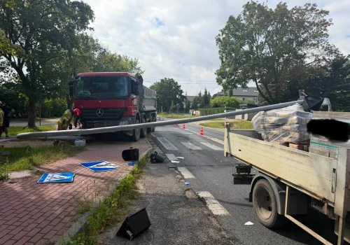 Ciężarówka uderzyła w słup sygnalizacyjny w Serocku. Konstrukcja runęła na samochód dostawczy