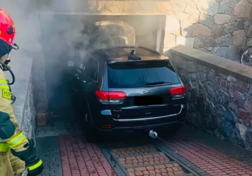Łomża: Niebiezpiczny pożar auta w grażu