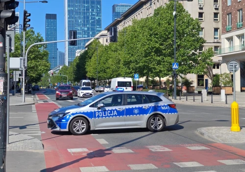 W sobotę wieczorem policja zacznie odcinkami zatrzymywać ruch w Warszawie. Utrudnienia obejmą sześć dzielnic i dwa mosty