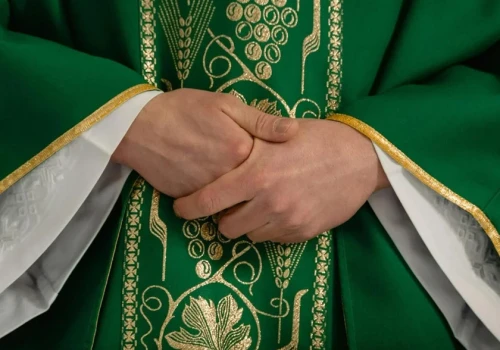 Ksiądz przyjmował imigrantów na plebanii. Stanowcza reakcja Watykanu