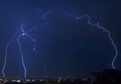 Noc grozy nad Polską. Ostrzeżenia przed burzami, silnym wiatrem i podtopieniami