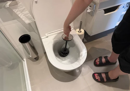 Nie kupuj kolejnego środka do WC. Wrzuć do toalety te 2 składniki