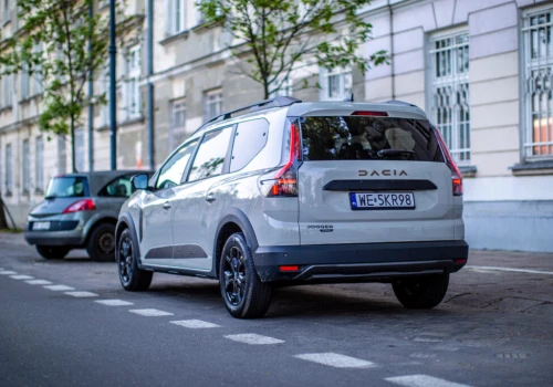Współczesny samochód dla podróżującej rodziny: Dacia Jogger, Renault Austral, czy Renault Espace?
