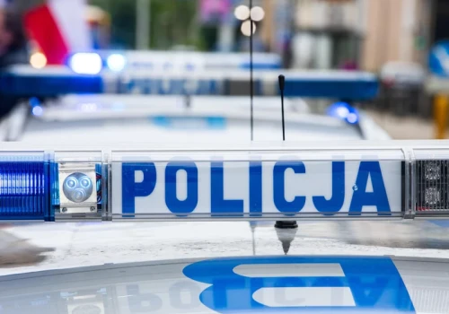 Polacy muszą, policja nie. Formacja kupuje setki tysięcy butelek bez kaucji