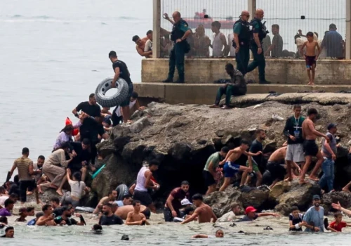Znaleźli broń na plaży w Ceucie. Hiszpania wysyła do eksklawy kolejnych żołnierzy
