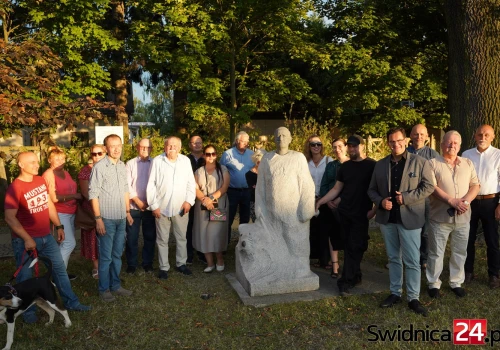 Himilsbach zostaje w Strzegomiu. Czwartkowy wernisaż przypieczętował los rzeźby