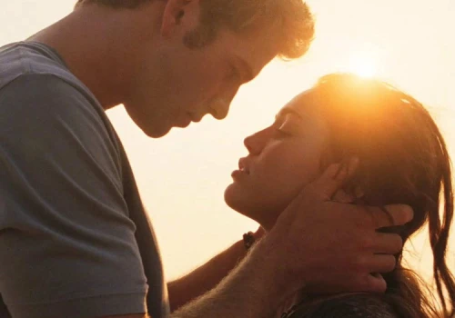 Filmy romantyczne dla młodzieży, które bawią, wzruszają i łamią serce. 12 najlepszych tytułów dostępnych w streamingu