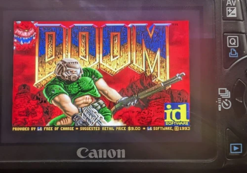 DOOM odpalony na aparacie. Canon 550D to teraz konsola do gier