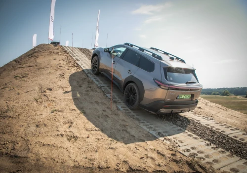 Toyota bZ4X Touring łączy 380 KM, terenowe systemy z Land Cruisera i 669 l bagażnika. Elektryk, który nie boi się błota
