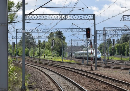 Przewody przy torach, rozbłysk i odgłos wybuchu. Sprawę badają służby
