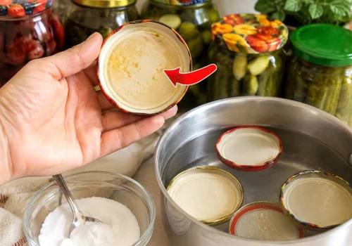 Śmierdzą Ci nakrętki od słoików? Ten tani produkt z kuchni usuwa zapach w mig