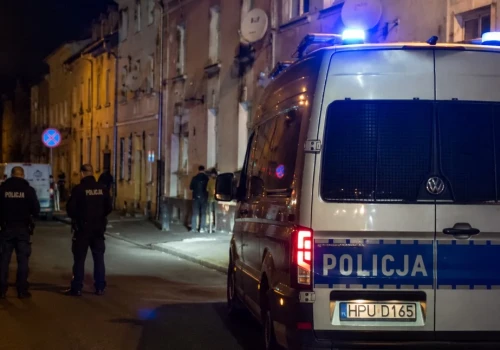 Ciało 59-latka znalezione przy kamienicy. Trwa wyjaśnianie okoliczności