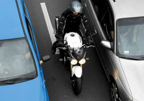 Lubisz jeździć motocyklem? Amerykanie sprawdzili, o której godzinie najłatwiej o wypadek