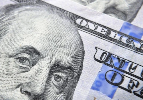 Dolar najtańszy od miesięcy, złoty zyskuje. Ruch Waszyngtonu wpłynął na waluty