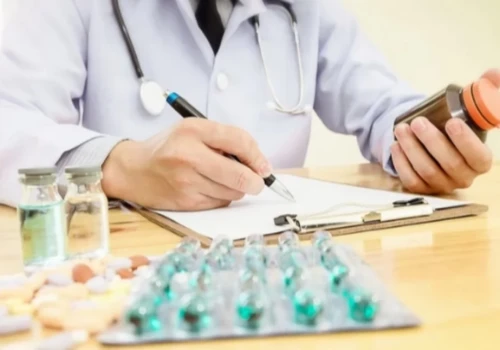 Naczelna Izba Aptekarska wspiera rozwój farmaceutów. Rusza pierwsza edycja programu stypendialnego
