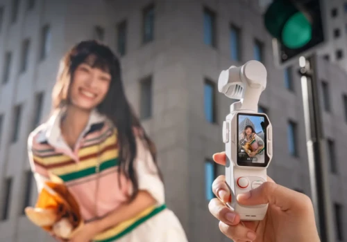 Insta360 prezentuje Lunę Pro - kamerkę gimbalową 8K z odłączanym ekranem OLED. Na razie tylko w Chinach
