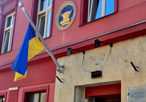 Ukraińska żałoba we Wrocławiu. Flaga spuszczona do połowy masztu