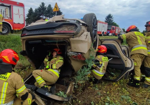 Dachowanie na DW 846 w Bończy. Jedna osoba trafiła do szpitala
