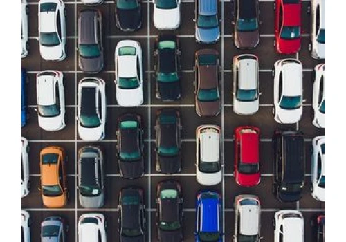 Diesel wraca do gry, a elektryki właśnie wyprzedził hybrydy plug-in. Polacy znów ruszyli po nowe auta