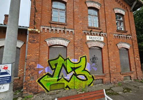 Graffiti na zabytkowym dworcu w Sędzicach