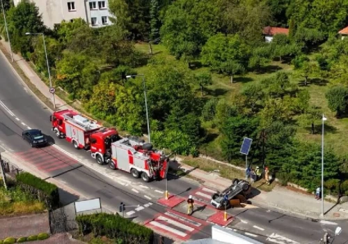 Groźny wypadek w Koninie. Samochód dachował i zatrzymał się na przejściu dla pieszych