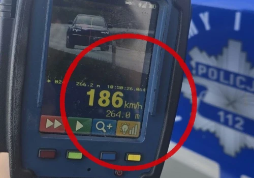 Mało kogoś nie zabił. Pędził 186 km/h, bo chciał… pokazać moc auta znajomej