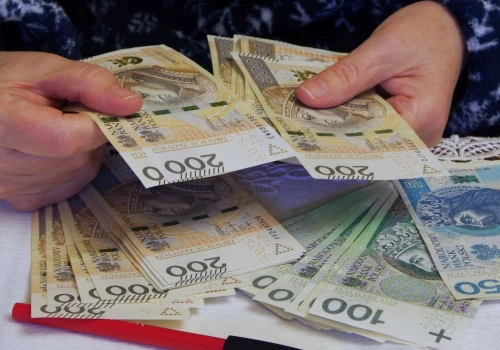 ZUS wyśle potrójny przelew wielu Polakom. Nawet 2400 zł, wypłaty już w piątek