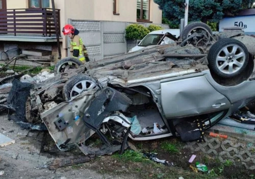 Dachowanie Toyoty w Zakroczymiu. Kierowca miał sądowy zakaz prowadzenia