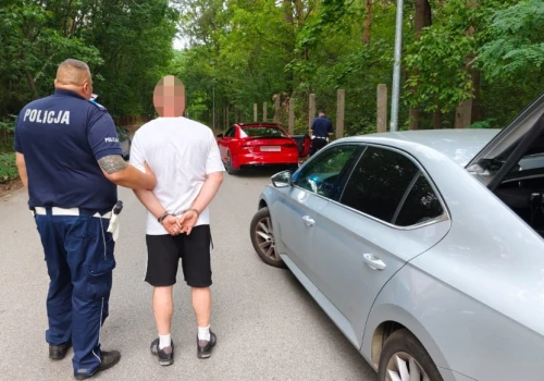 Wyprzedzał na skrzyżowaniu nieoznakowany radiowóz. Był pod wpływem kokainy, amfetaminy i metamfetaminy