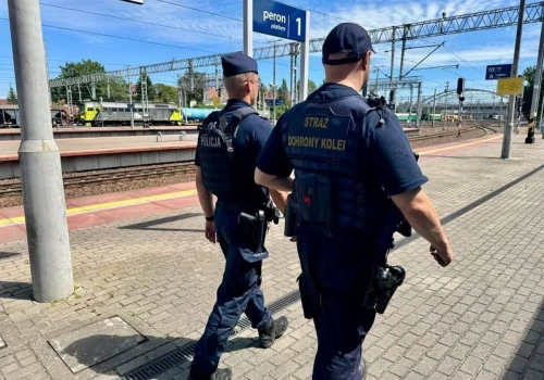 Mężczyzna na torach. Szybka interwencja służb
